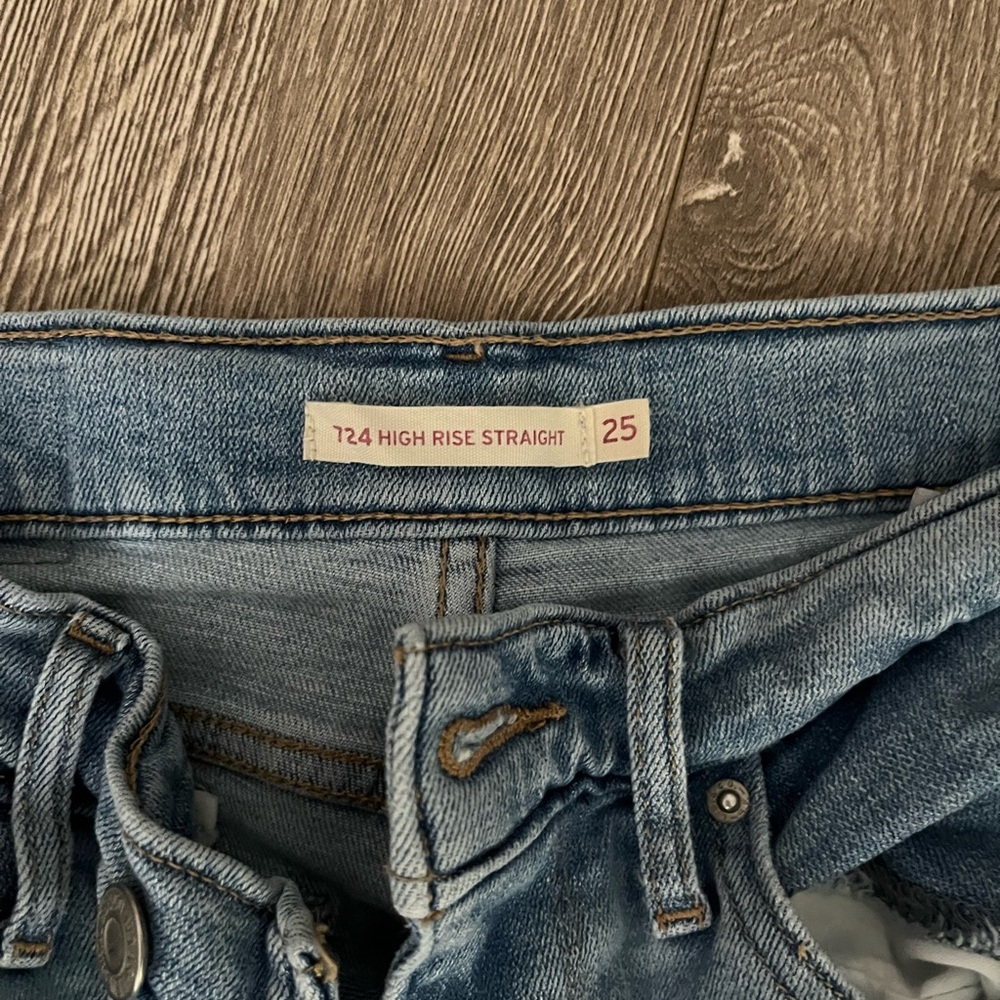 724 High Raise Straight-Leg Levi’s